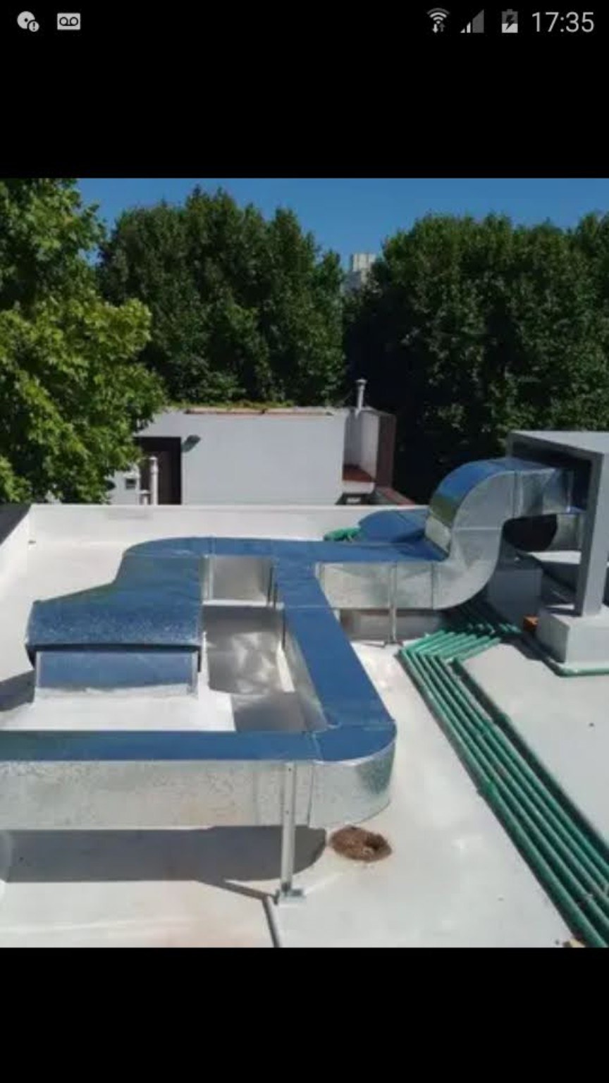 Conductos de distribución de aire en terraza